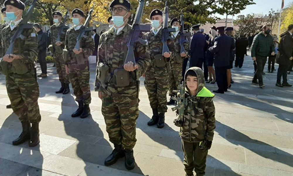 28η Οκτωβρίου: Η εικόνα και το βίντεο της ημέρας-Ο μικρός “στρατιώτης”
